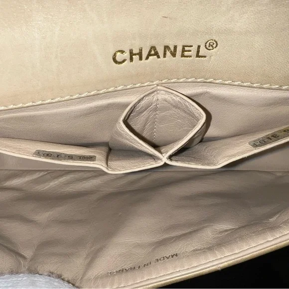 CHANEL Quilted Beige and Black Shoulder Bag - Picture 6 of 15